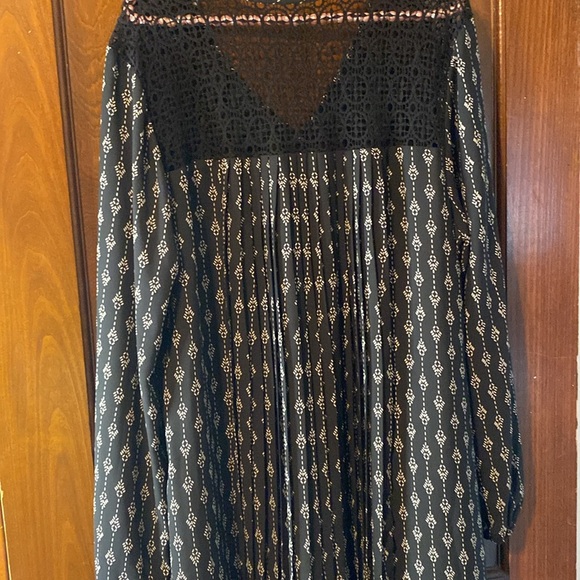 Stunning DR2 black crochet lace long sleeve dress with pleats down back 😍😍 - Picture 14 of 14